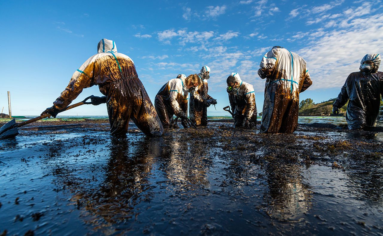 Человек в нефти